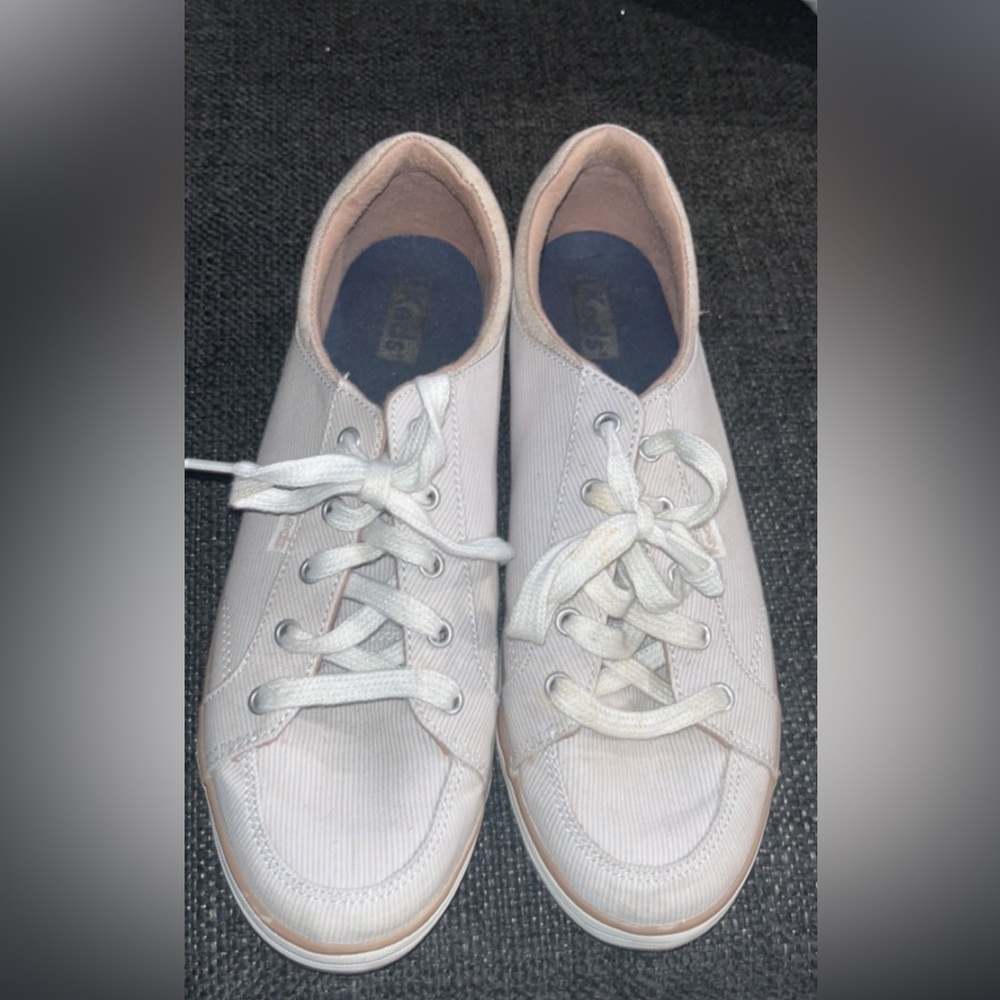 Only wore a few times less size 8.5 white/cream color with darker tan trim.